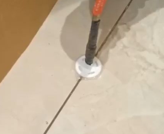 孟津瓷砖空鼓维修公司专业解答瓷砖在铺贴过程中，如果没有涂抹均匀到位的粘结材料（如水泥砂浆或瓷砖胶），可能会导致以下问题